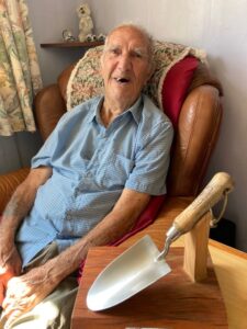 Derek-Kett-with-Trowel-Trophy-for-best-Runner-Beans