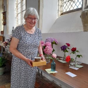 Margaret-with-the-Petrie-Rose-Bowl-for-Best-Single-Rose